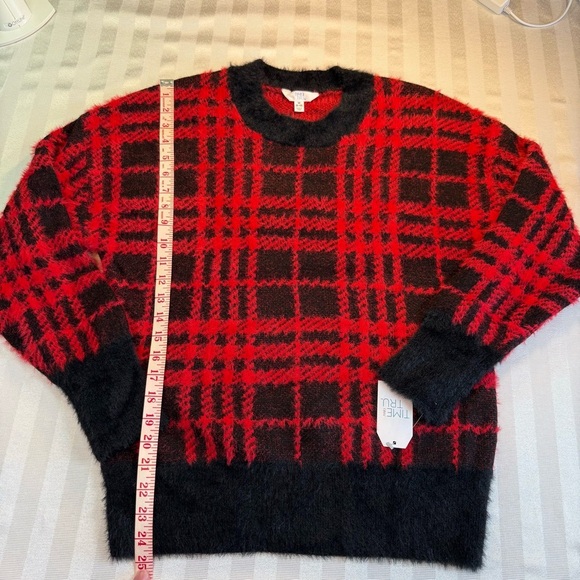 Time and Tru Plaid Sweater Size M (8-10) Red Black Soft Eyelash NWT Holiday - Picture 5 of 12
